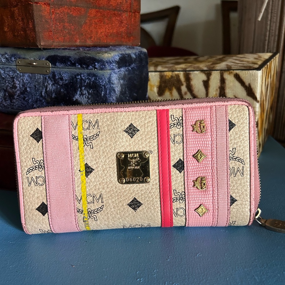 MCM ZIPPY CHARM WALLET --- Lovely Colors🪻🌷🌸